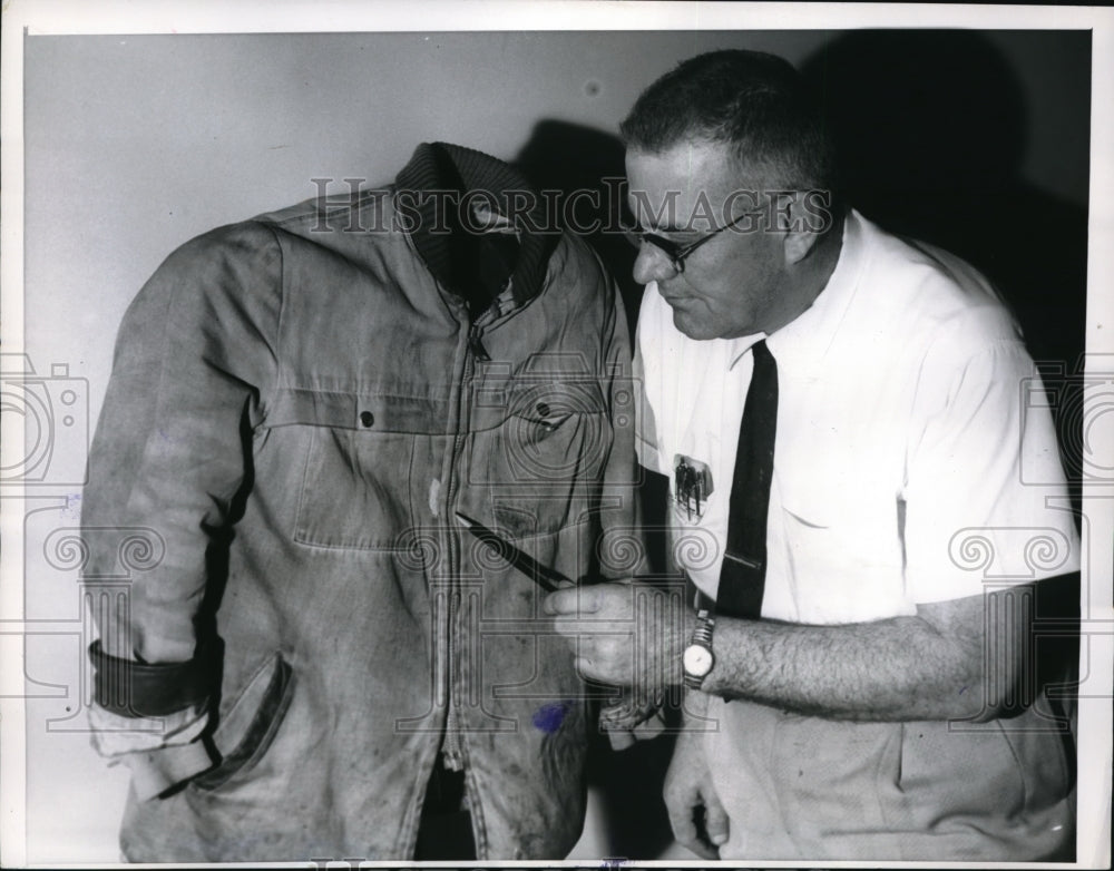 1961 Press Photo Police Crime Lab Dan Jackson on Arthur Lee Hester&#39;s jacket - Historic Images