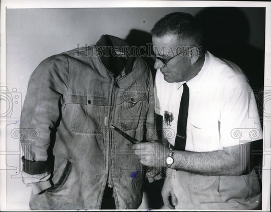 1961 Press Photo Police Crime Lab Dan Jackson on Arthur Lee Hester's jacket - Historic Images