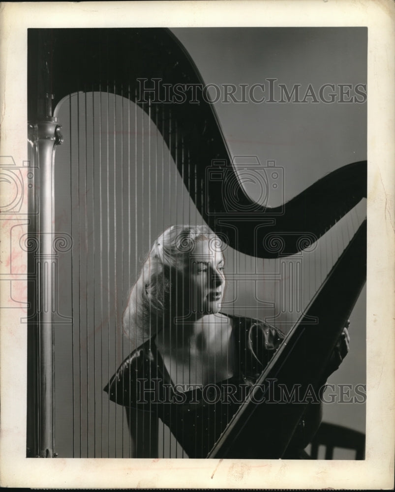 1945 Press Photo Elaine Vito on GMs Symphony of the Air - Historic Images