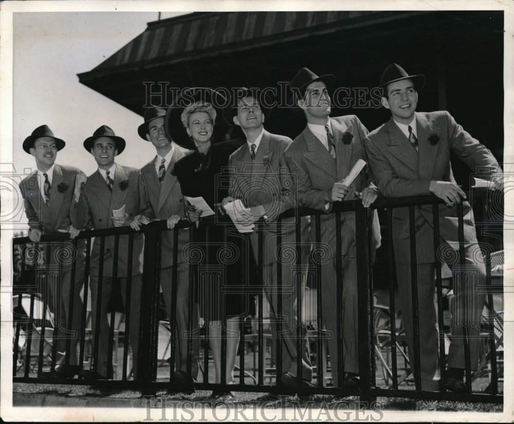 1942 Press Photo Chu Chu Johnson hits jackpot at Belmont racetrack - ned04176-Historic Images