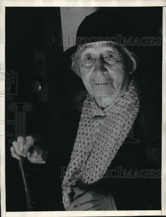 1939 Press Photo An old woman, Mrs. Dyson won divorce case from James Dyson - Historic Images