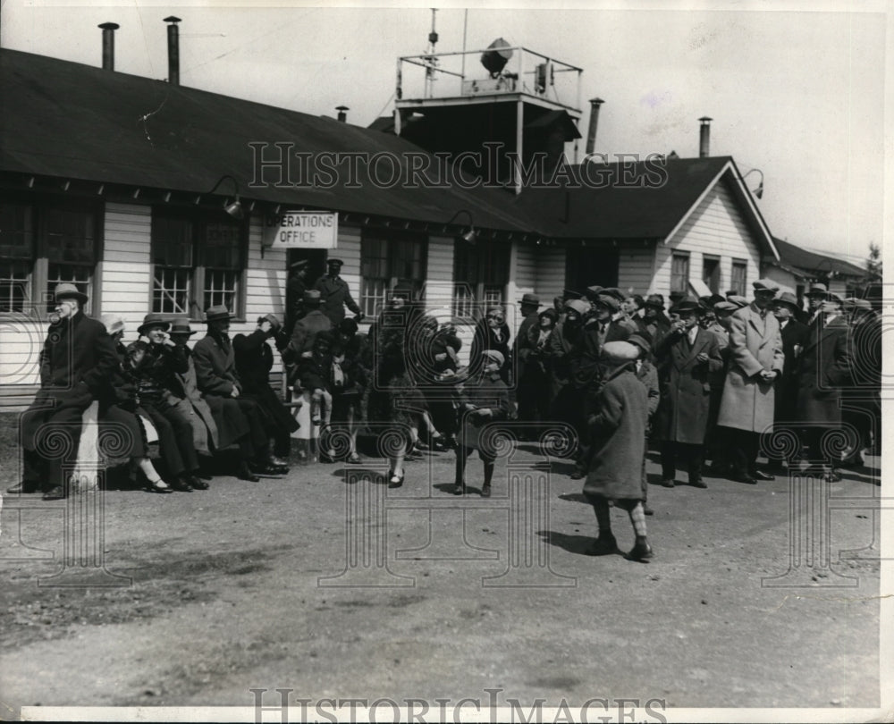 1929 Crowd at Mitchel Field NY to greet Trans Atlantic flyers - Historic Images