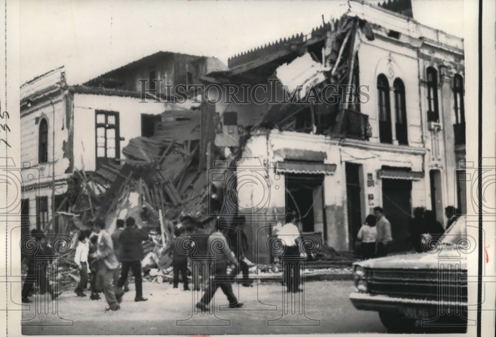 1968 Press Photo Residents look on wrecked building by earthquake in Lima, Peru - Historic Images