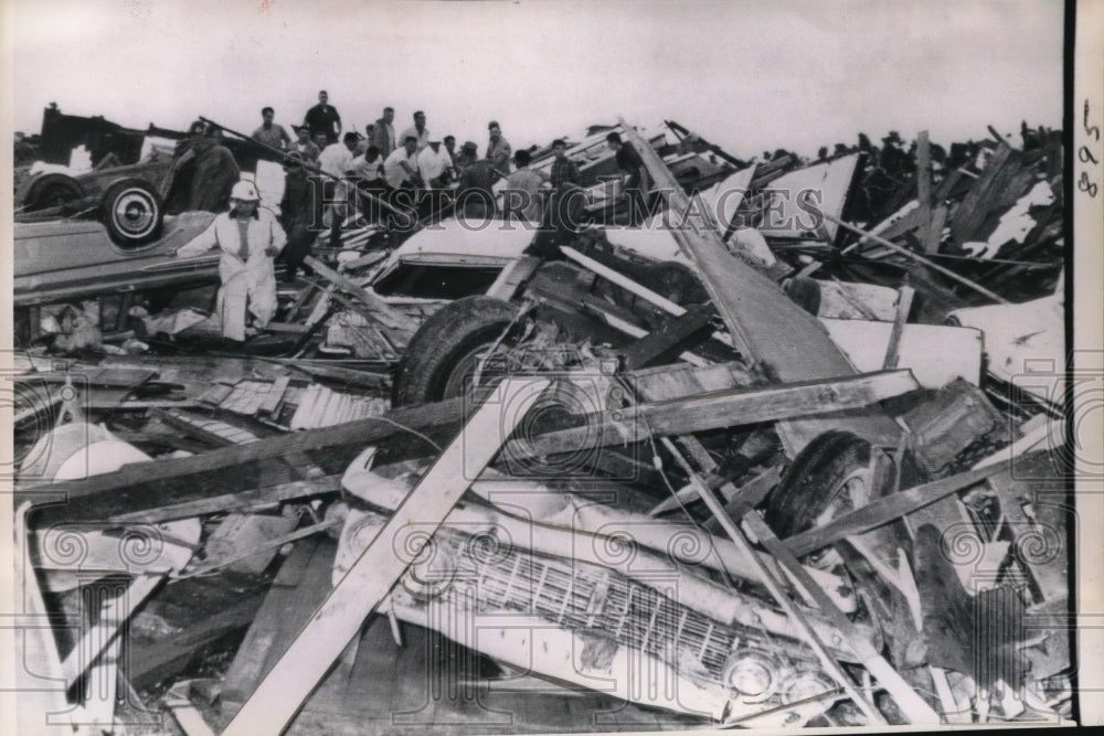 1964 Press Photo Galliano LA rescue workers help victims of Hurricane Hilda - Historic Images