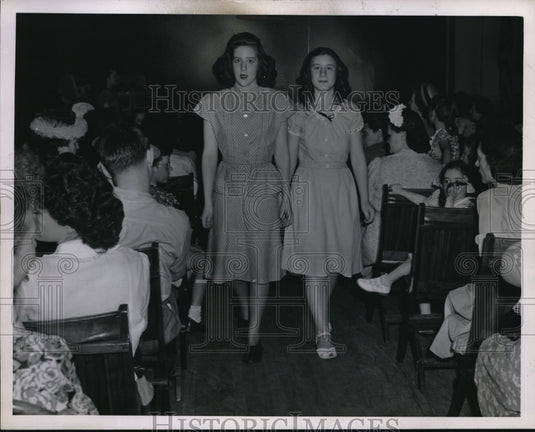 Press Photo Lillian Medeja with classmate Julia Brame show their walk - Historic Images