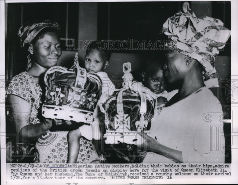 1956 Press Photo Native Nigerian mothers amazed by the crown replicas - Historic Images