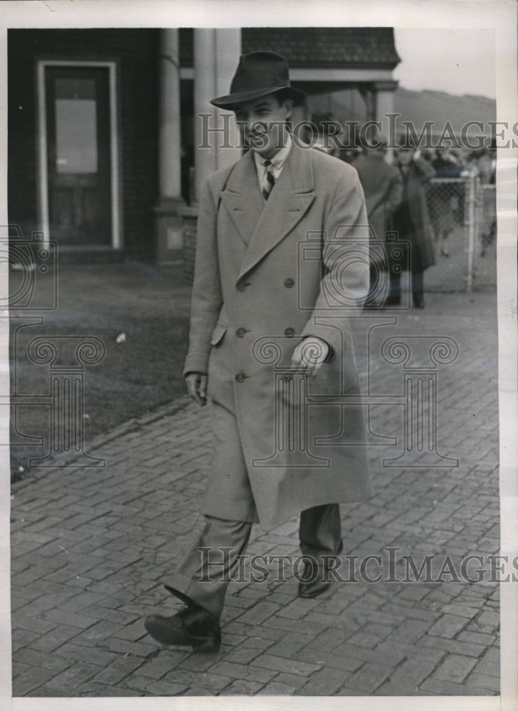 1939 Press Photo Alfred Gwynne Vanderbilt at Jamaica Track - Historic Images