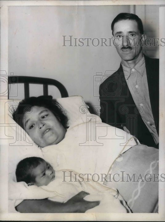 1946 Press Photo Construction worker Mariano Alvarran, wife & 22nd son Lorenzo - Historic Images