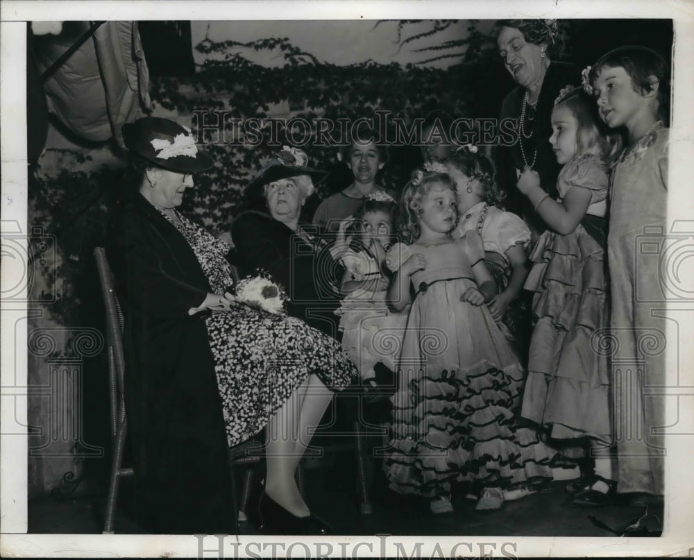 1941 Press Photo Children&#39;s Strolling Chorus - Historic Images