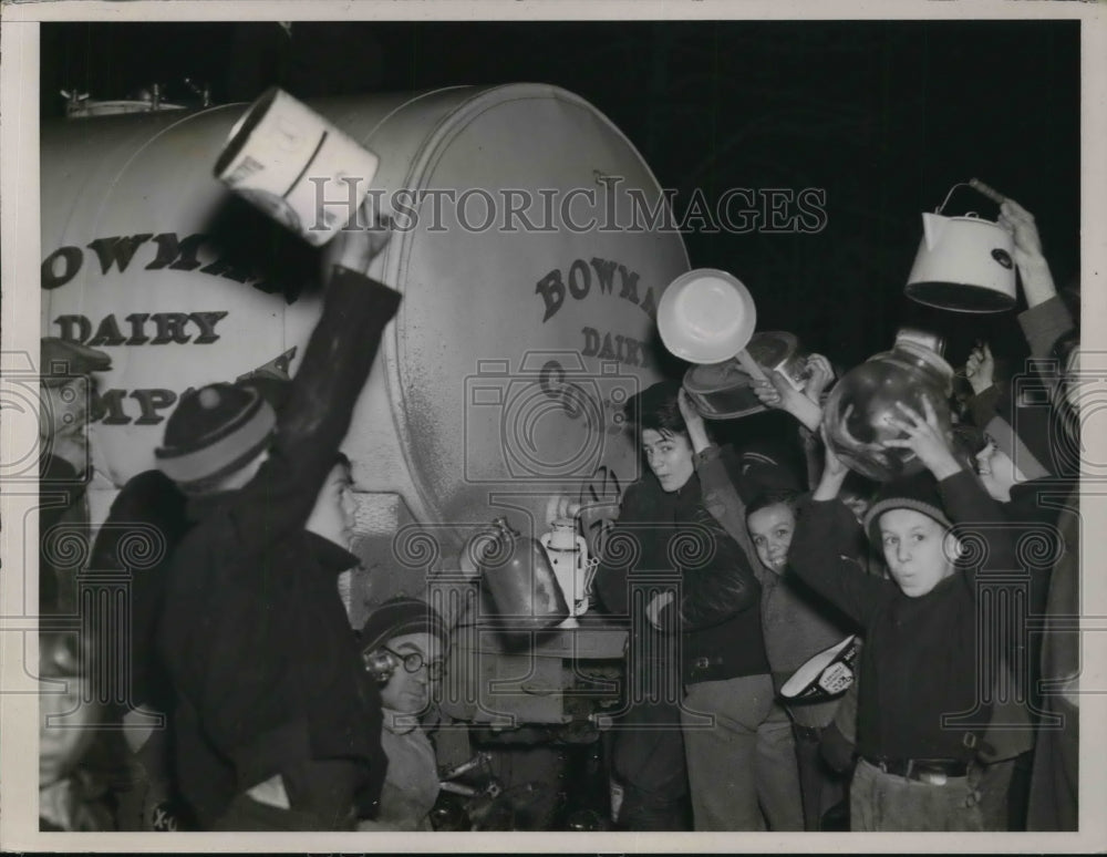 1937 Press Photo Crowds at Evabsville with truck used to transport water to town - Historic Images