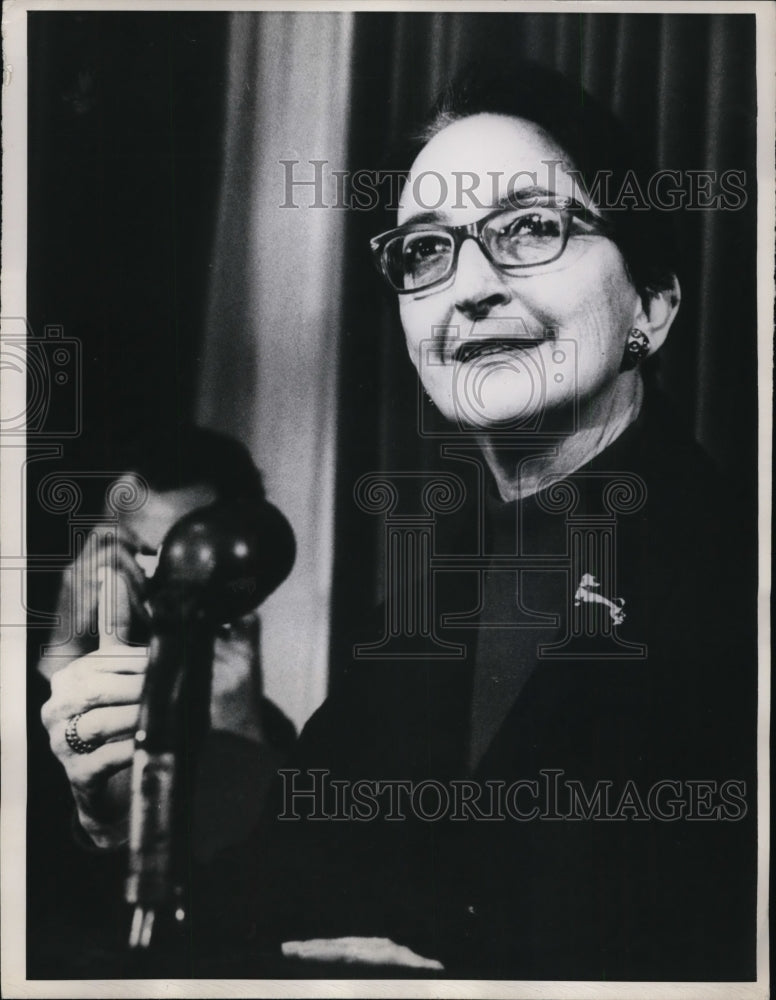 1967 Press Photo Greek activist Helen Vlachou speaks to press in London - Historic Images