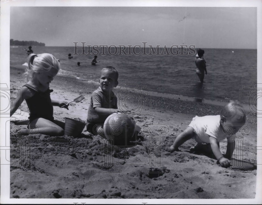 1965 Press Photo Matthews Children of Euclid at Mentor Headlands Park and Beach-Historic Images