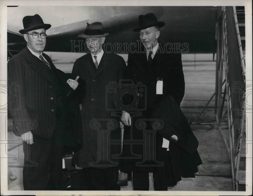 1946 Dr Dekat Angelino, Maj Gen Frank McCoy & Sir Carl Berendsem - Historic Images