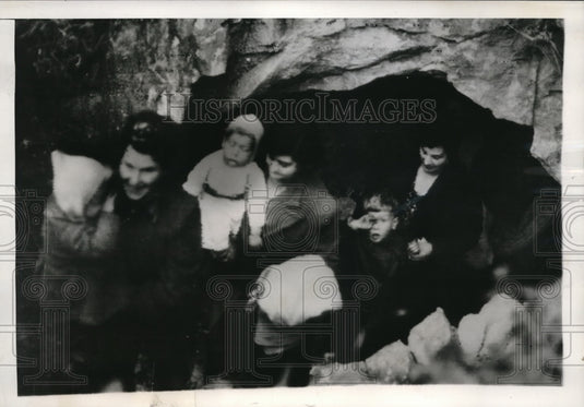 1944 Press Photo Children and Women of British town leave their Cave shelter - Historic Images
