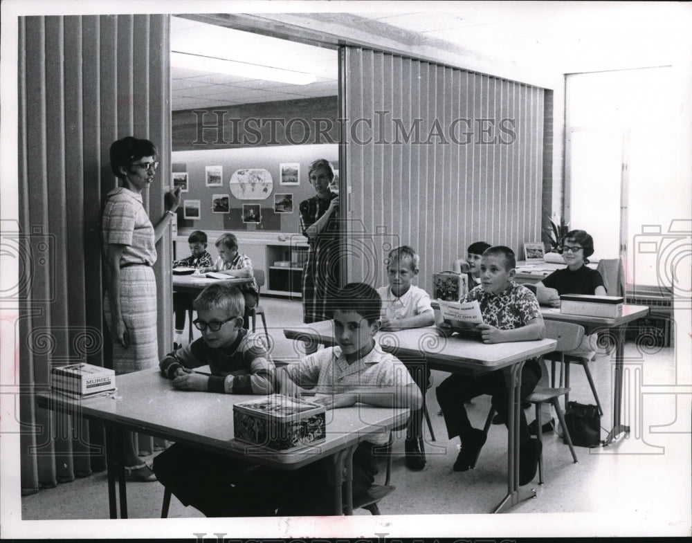 1967 Press Photo Teachers in Cedarbrook Elementary School are Green and Lister - Historic Images