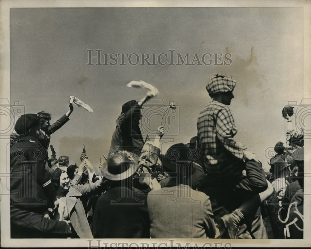 1937 Media Photo bidding bon voyage to S.S Washington shown here as they waved - Historic Images