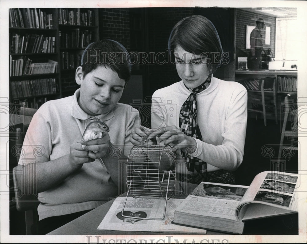 Press Photo Jim Doroby and Melinda Smerek with a hamster-Historic Images