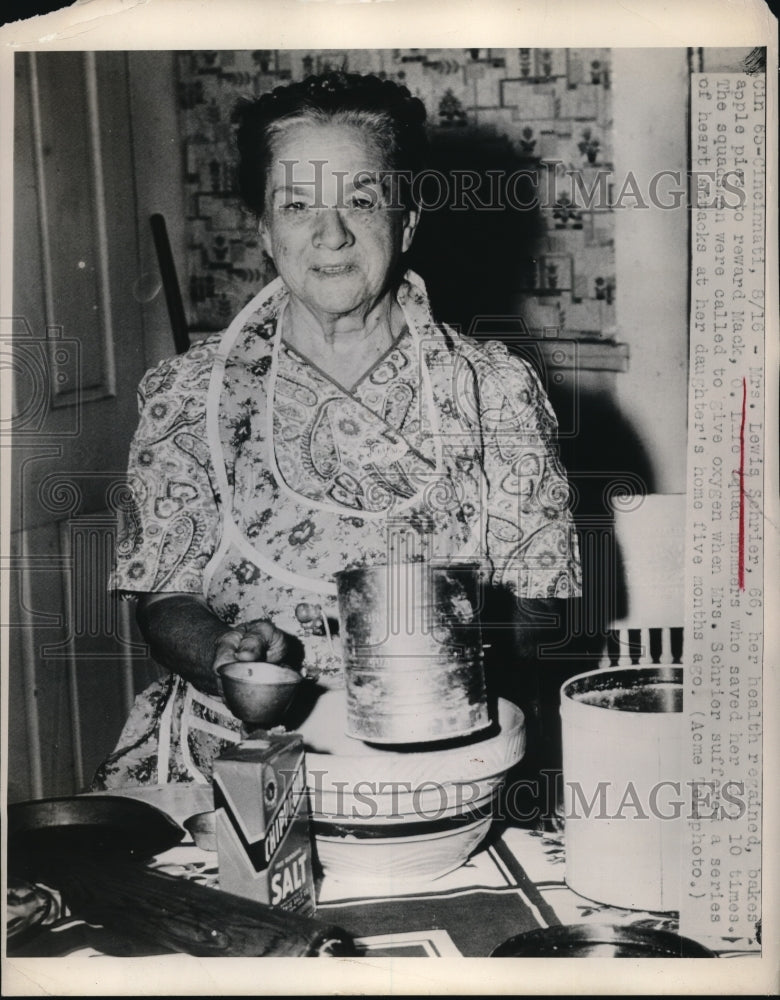 1948 Press Photo Cincinnati, Mrs Lewis Schrier bakes apple pie for Mack life - Historic Images