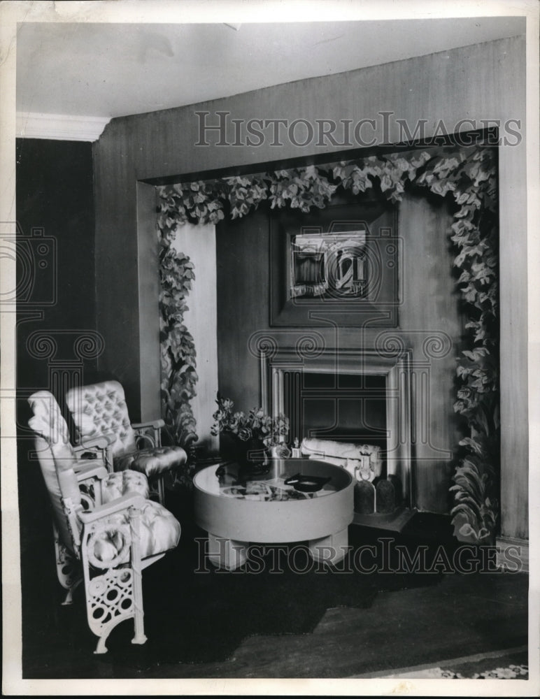 1943 Press Photo Fireplace for a theater fan illuminated by footlights-Historic Images