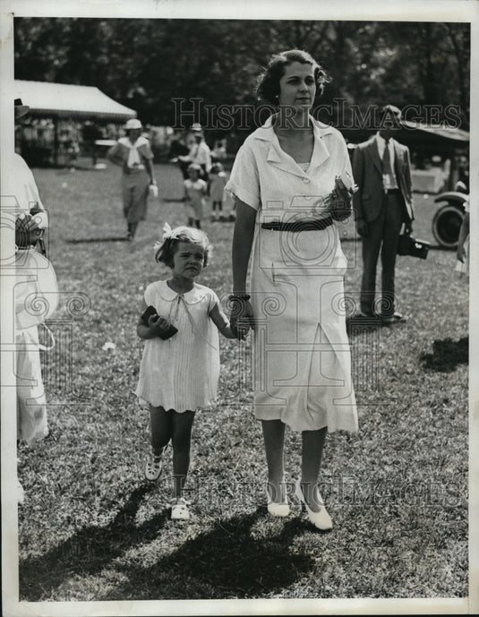 1933 Press Photo Mrs Robert Stevens & daughter Mary Ann in NY - Historic Images