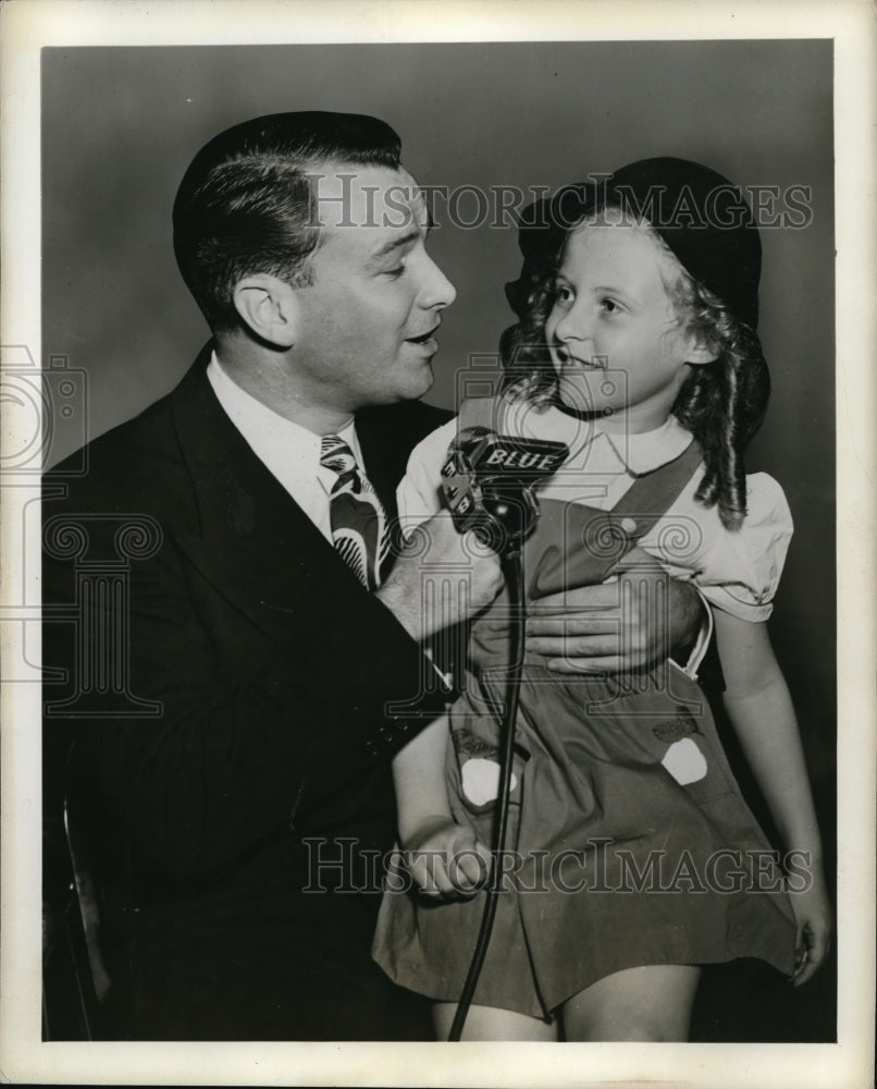 1945 Press Photo Jack Owens of Blue breakfast Club singer &amp; a girl - Historic Images