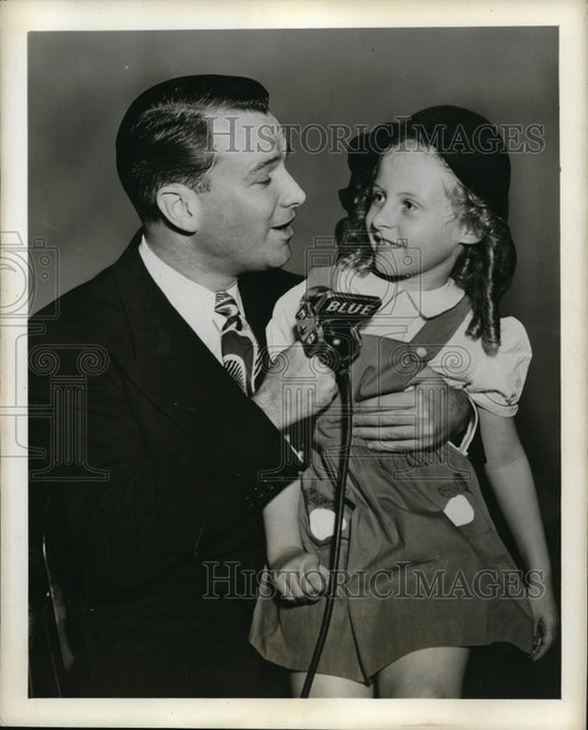 1945 Press Photo Jack Owens of Blue breakfast Club singer & a girl - Historic Images