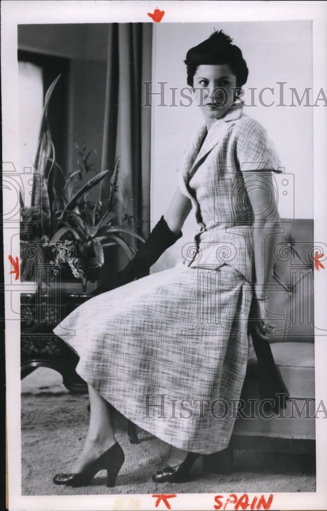 1954 Press Photo The new summer suit modeled by Potchola Dominguin - Historic Images
