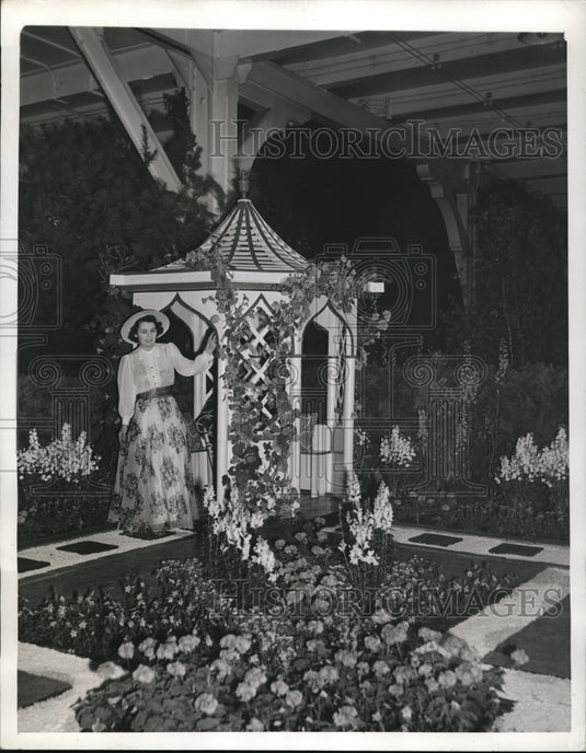 1921 Patricia McKenna at the summer house exhibit  - Historic Images