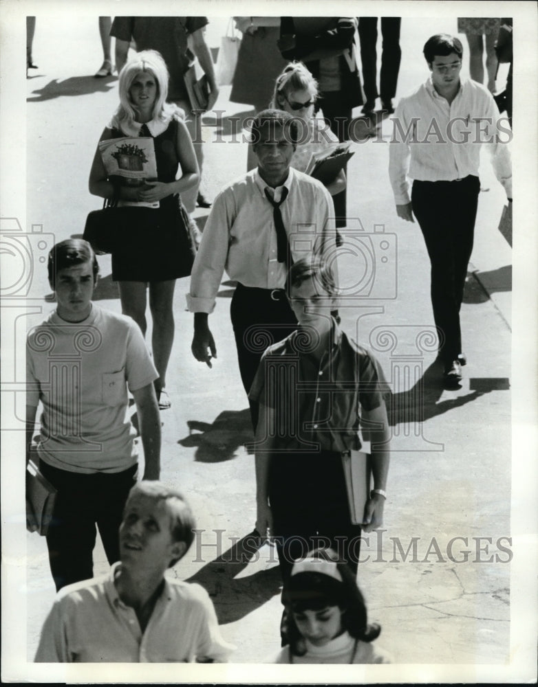 1969 Press Photo Lloyd Haynes in Room 222 Richie&#39;s Story on ABC - Historic Images