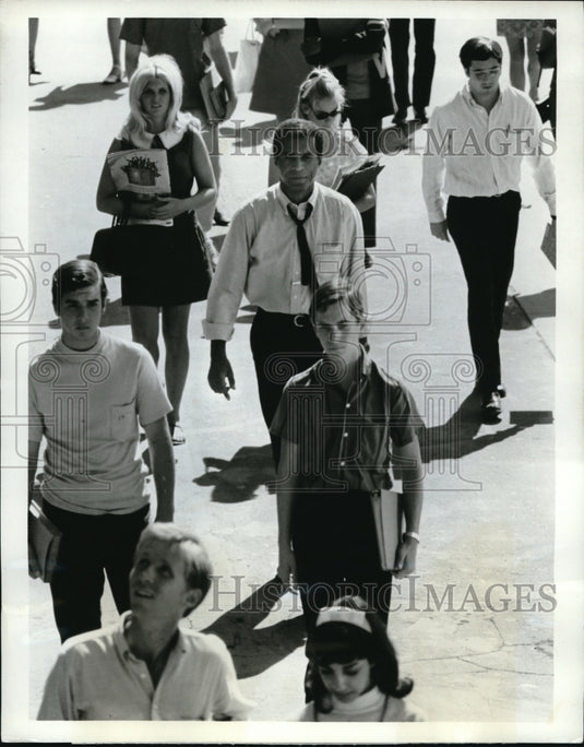 1969 Press Photo Lloyd Haynes in Room 222 Richie's Story on ABC - Historic Images