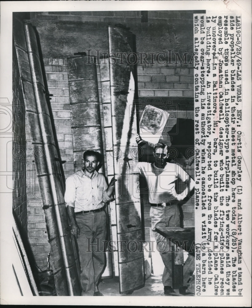 1949 Press Photo Curtis Gourley and Albert Vaughan next to propeller blades - Historic Images