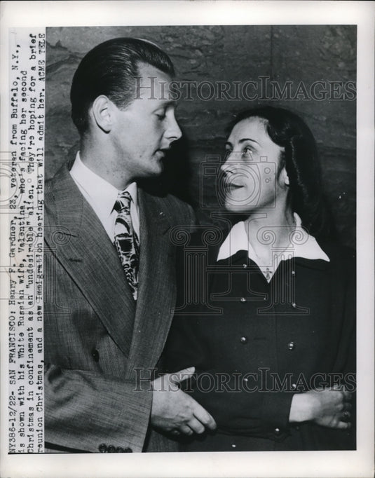 1950 Press Photo San Francisco Henry Gardner & wife Valentina at Immigration - Historic Images