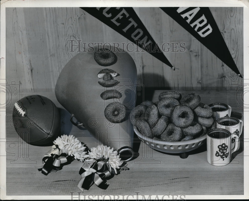1955 Press Photo A bowl of doughnuts for a celebration party - Historic Images