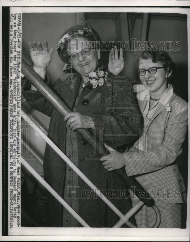 1954 Press Photo Woman and Daughter Board Sea Liner - Historic Images
