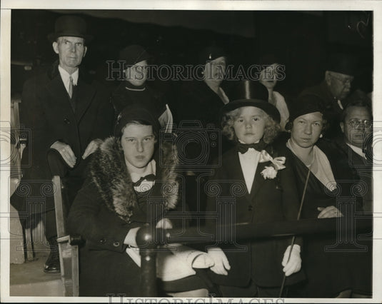 1932 Press Photo Young Marylin Giloon & Doris Dailey Hoth At The Horse Show - Historic Images