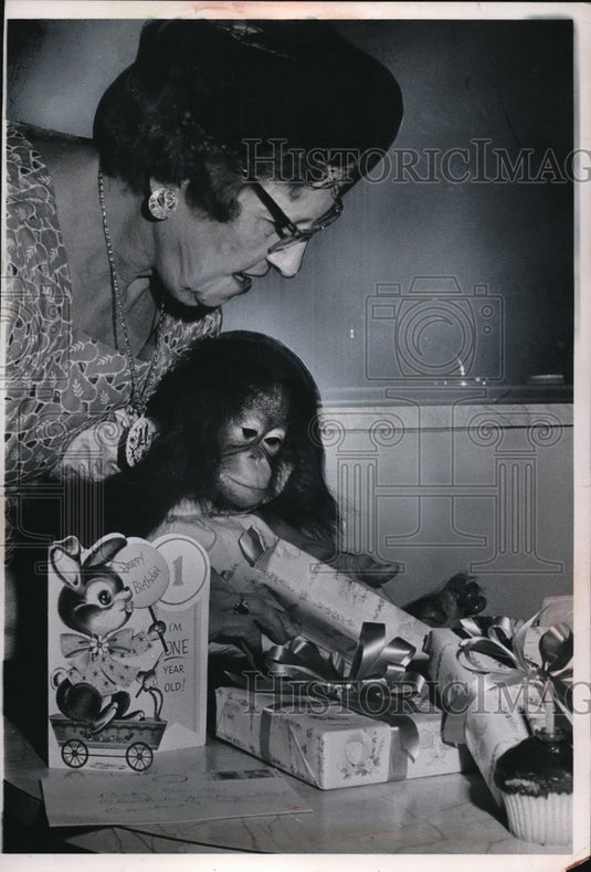 1963 Mrs. Anna Wendt Celebrates Orangutan GiGi's First Birthday - Historic Images