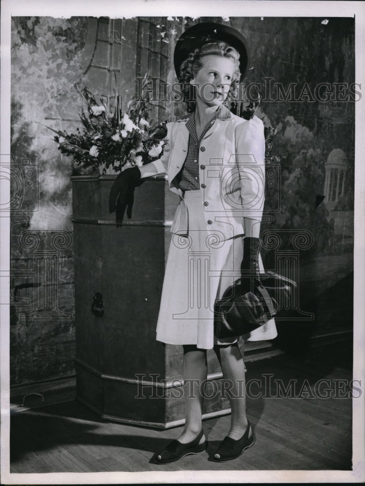 1943 Press Photo Helen Armstrong Displays Fertilizer Suit - Historic Images