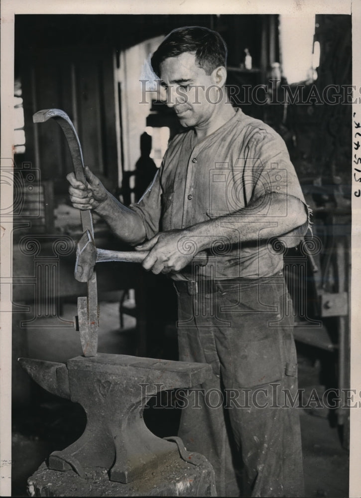 1939 Press Photo Chicago Iron Worker, Charles Aulet - Historic Images