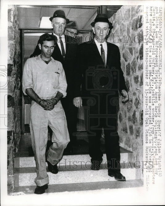 1968 Press Photo County Sheriff J. Wright with Agent Collings lead Martin - Historic Images