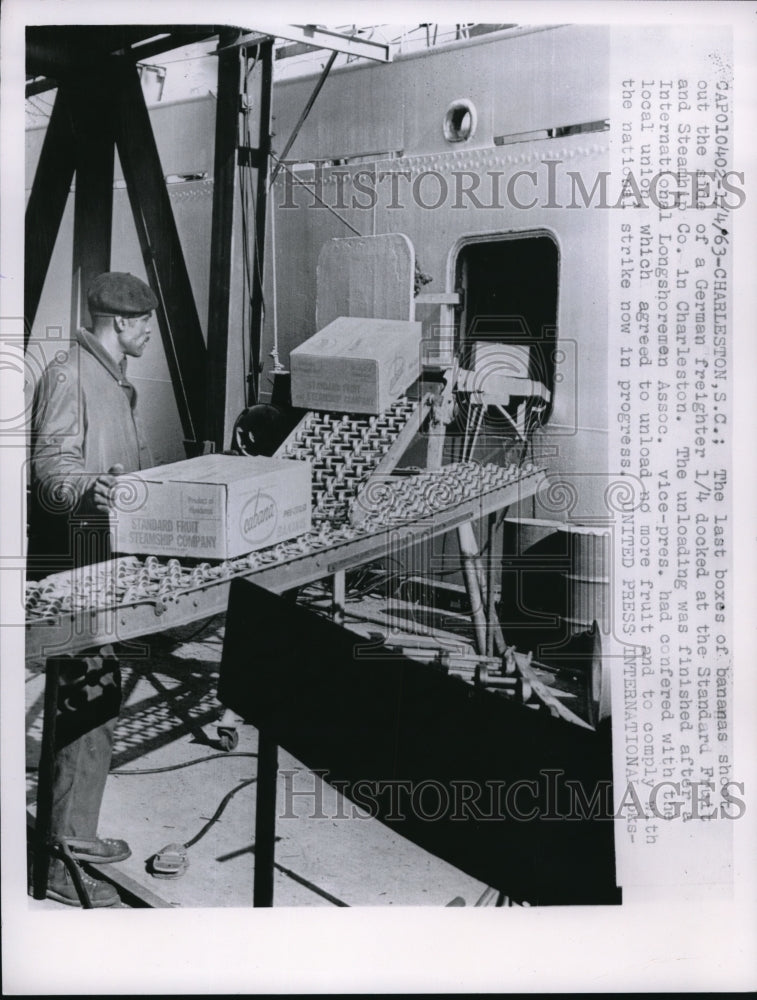 1963 Press Photo Charleston SC  bananas unloaded from German ship  during strike - Historic Images