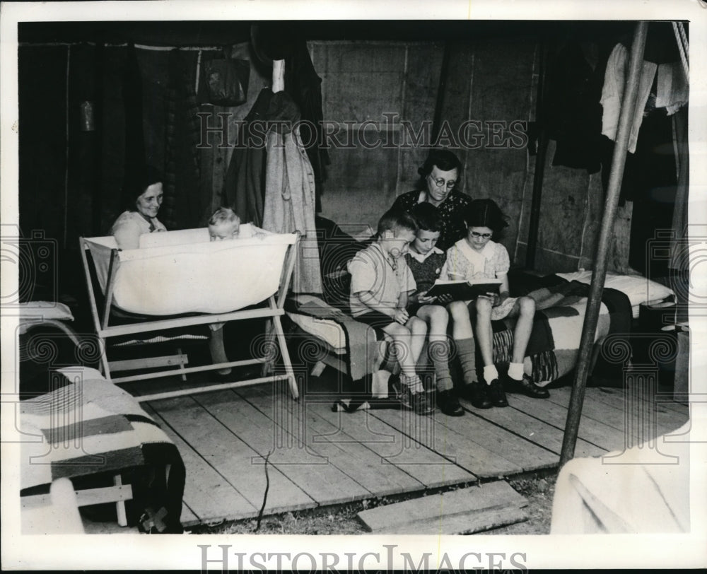 1941 Press Photo Bristol England Moms &amp; kids at Estate of Duchess of Beaufort - Historic Images