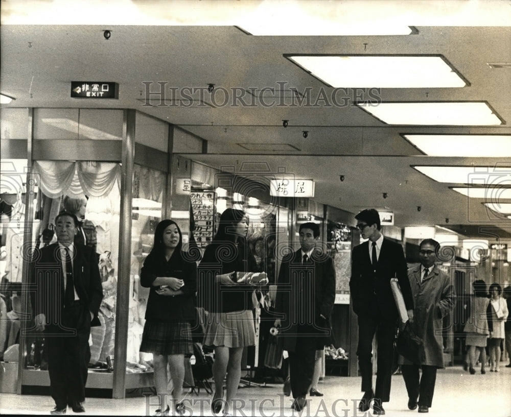 1969 Press Photo Toyko Japan shoppers in underground mall - Historic Images