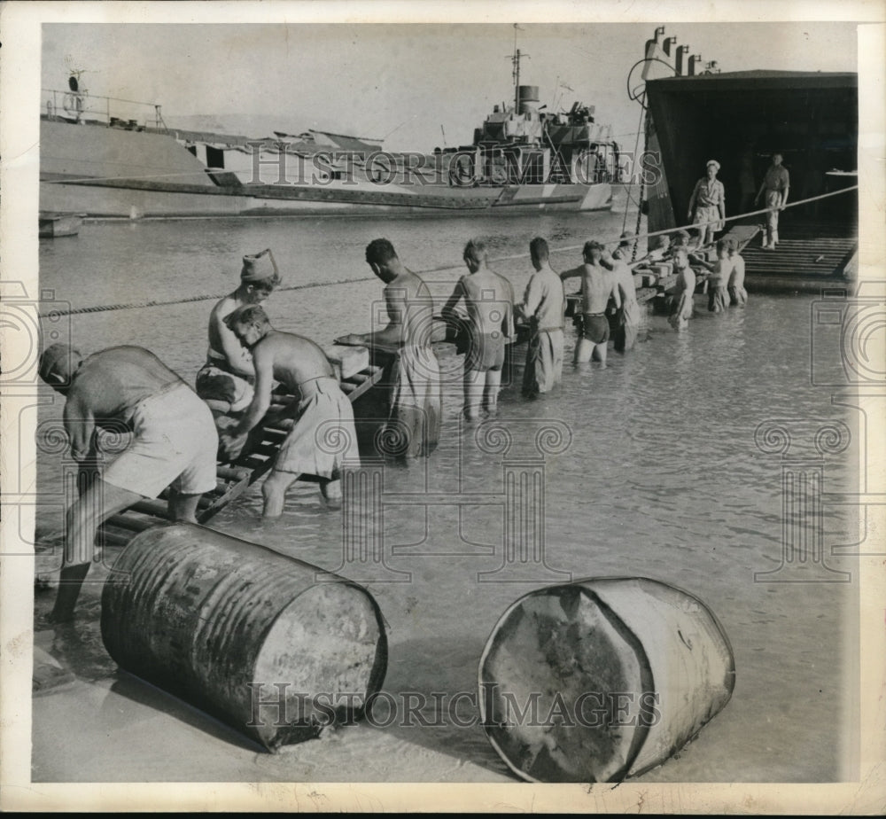 1943 Press Photo Sollum Egypt workers fill barrels of water for British Army - Historic Images