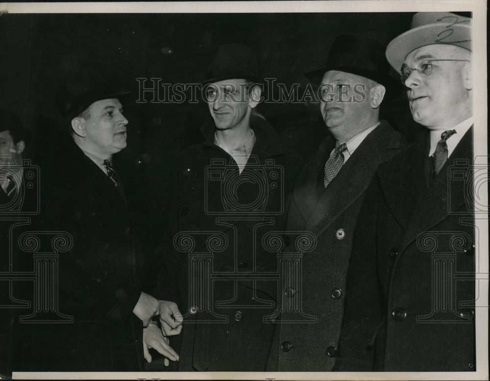 1938 Media Photo John Henry Seadlund, alias Peter Anders, enter County Jail-Historic Images