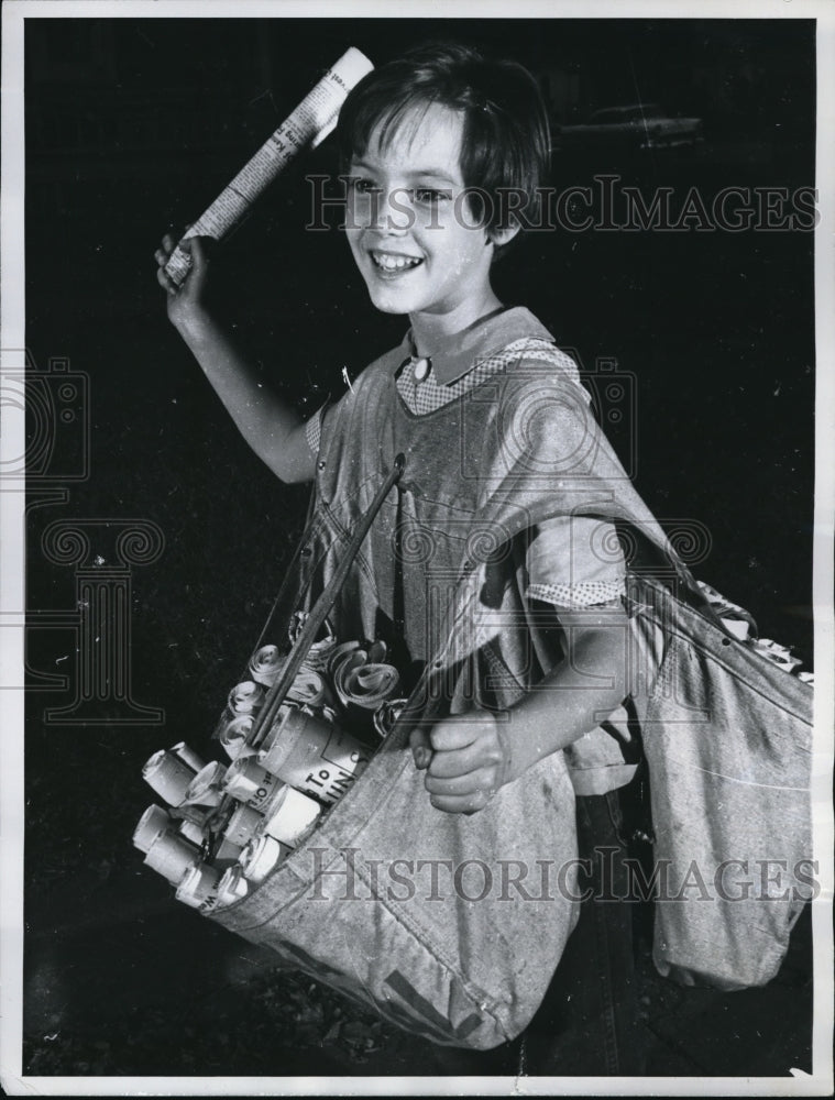 1960 Press Photo Beth Fiske delivering the Salina Journal. - Historic Images