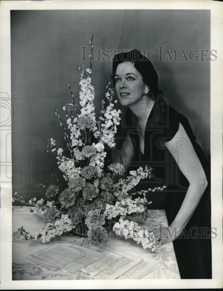 1954 Press Photo Dorothy Partington pose at Easter flowers arranged by Ms. Wayn - Historic Images