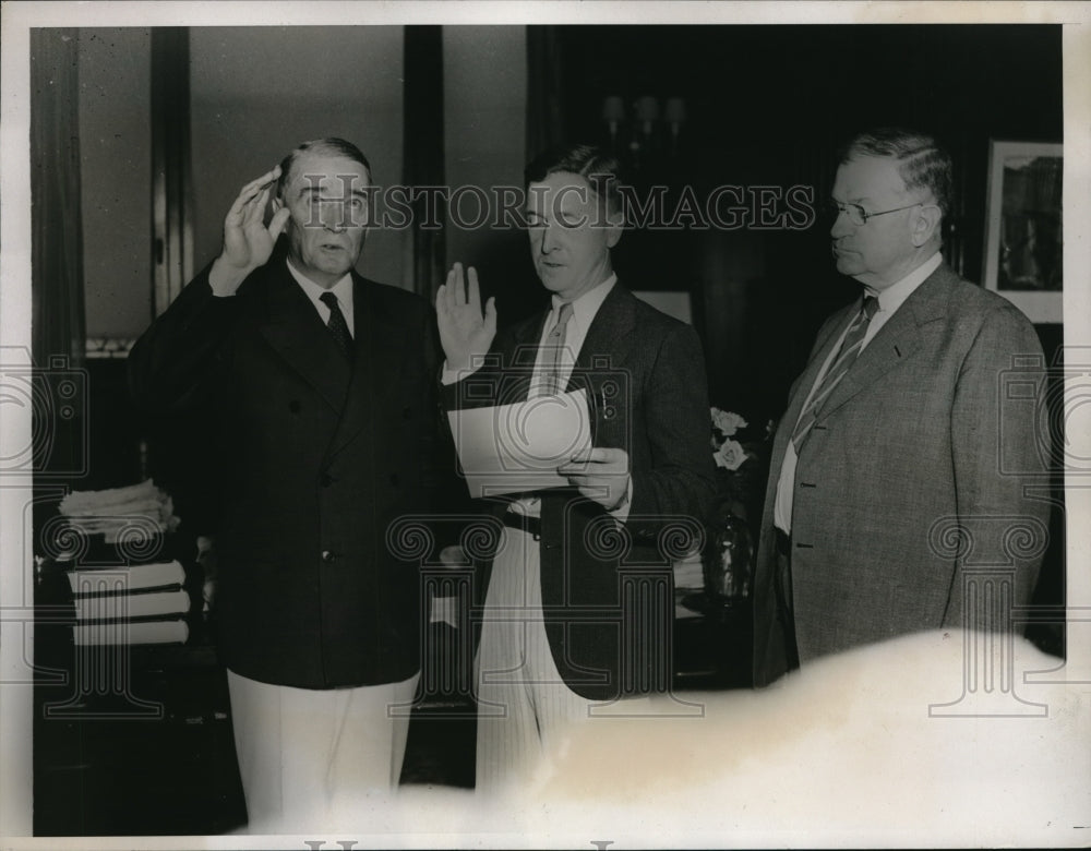 1934 Press Photo John Wellington Finch Gets Sworn In As New Director - Historic Images