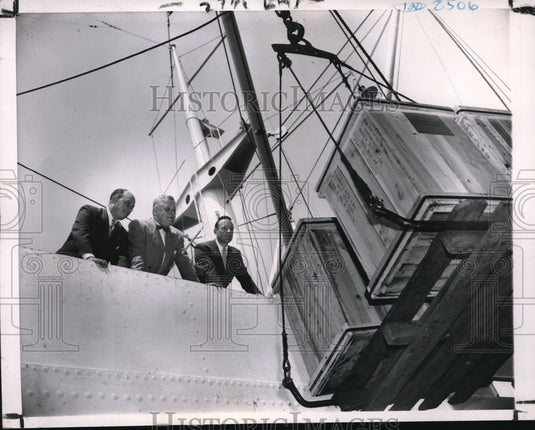 1950 Press Photo Goods for Chicago's First U.S. International Fair is unloaded - Historic Images