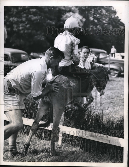 1957 Press Photo Hako the mule refuses to jump the fence - Historic Images