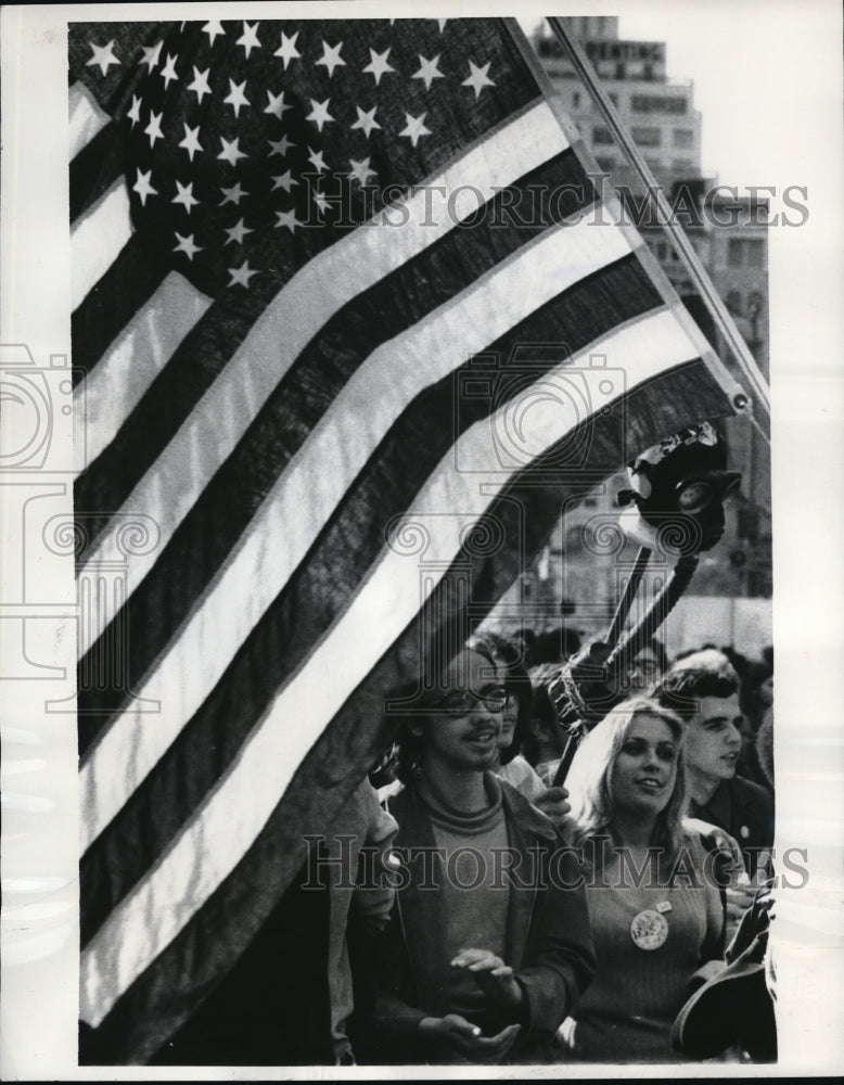 1970 Press Photo NYC Youths protest pollution in gas masks for Earth Day - Historic Images